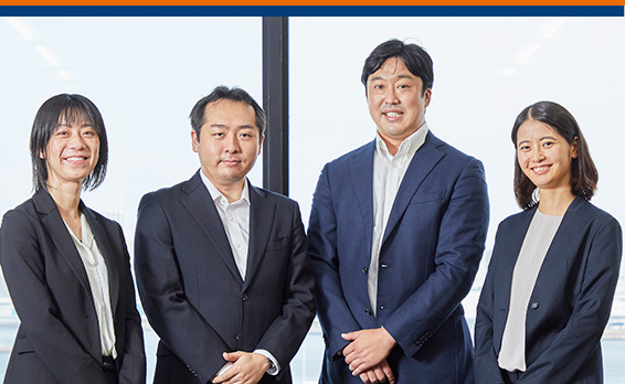 GCWA開発チーム（左から）：航空事業支店国際貨物部 フォワーディング開発課の宮地那奈さん、木村正樹さん、中里浩治係長、益田晴佳さん